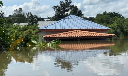 ศรีสะเกษ ประธานชุมชนหนองหมูร่ำไห้บ้านถูกน้ำท่วมถึงหลังคาขณะที่บ้านของชาวบ้านอีกกว่า100 หลังจมใต้น้ำ