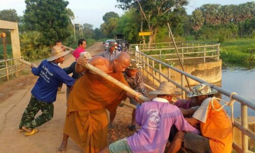 ศรีสะเกษ พระอาจารย์บุญมีสุดทนผักตบชวาขวางน้ำไหลของฝายทำให้น้ำท่วมไร่นาของชาวบ้าน