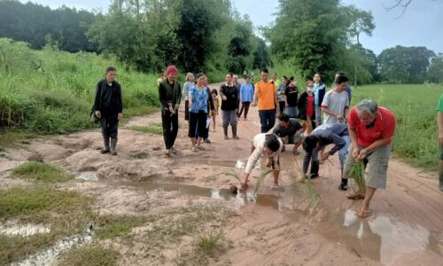 มุกดาหาร ชาวบ้านร้องทุกข์ถนนเป็นหลุมเป็นบ่อ มีน้ำท่วมขัง