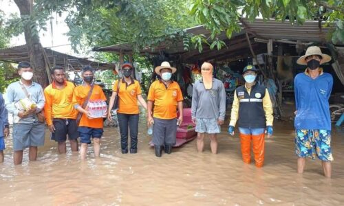 พิษณุโลก นางพีรกานต์ ทองเชื้อ นายก อบต.วังพิกุล พร้อมคณะนำหน้ากากอนามัย และน้ำดื่มที่ได้รับการสนับสนุนจาก บริษัท รอบบรรเจิด จำกัด