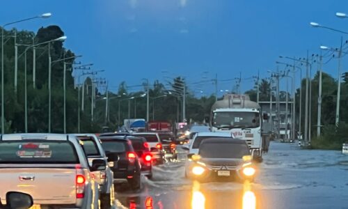 ศรีสะเกษ น้ำท่วมถนนวิกฤติ ตร.สั่งปิดถนนสายศรีสะเกษ – อุบลราชธานี