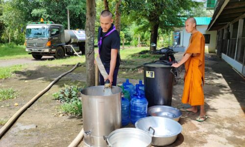 ศรีสะเกษ น้ำท่วมกันทรลักษ์ไฟฟ้าดับทำให้พระวัดป่าสวนสงฆ์ขาดแคลนน้ำอย่างหนัก