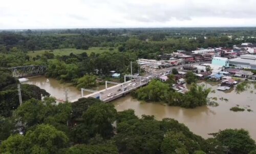 ศรีสะเกษ ภาพน้ำท่วมมุมสูงชุมชนสะพานขาวและพื้นที่การเกษตรยางชุมน้อย มีน้ำท่วมแล้ว 21 อำเภอ 1 เทศบาลเมือง 18 ชุมชน 112 ตำบล