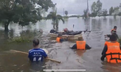 ศรีสะเกษ ทหารปืนใหญ่ลอยคอเข้าไปช่วยขนย้ายอุปกรณ์การสอนของโรงเรียน