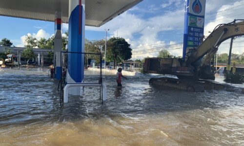 ศรีสะเกษ ภาพเหตุการณ์กระแสน้ำทะลักเข้าไปท่วมปั้มน้ำมัน ปตท.ท่าเรือ