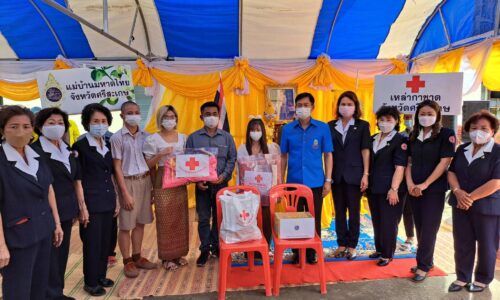 ศรีสะเกษ มูลนิธิราชประชานุเคราะห์มอบเงินและสิ่งของพระราชทานให้แก่ครอบครัวผู้เสียชีวิตจากภัยน้ำท่วม 2 ราย