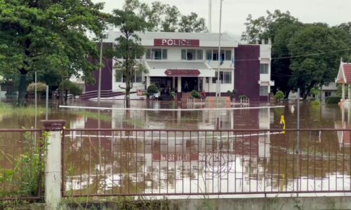 นครราชสีมา-โคราชอ่วมแม่น้ำสองสายไหลบรรจบเอ่อล้นท่วมศูนย์ราชการอำเภอชุมพวงและชาวบ้านติดลำน้ำเสียหายหลายพันหลัง