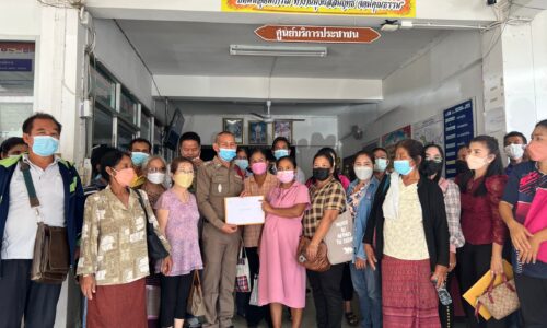 ศรีสะเกษ สมาชิกสมาคมฌาปนกิจสงเคราะห์แห่ตามความคืบหน้าค้างเงินผี 237 ล้านบาท