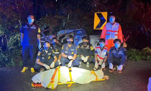 ลำปาง- รถยนต์กระบะเสียหลักชนรถบรรทุก เสียชีวิต1ราย บาดเจ็บ 2 ราย