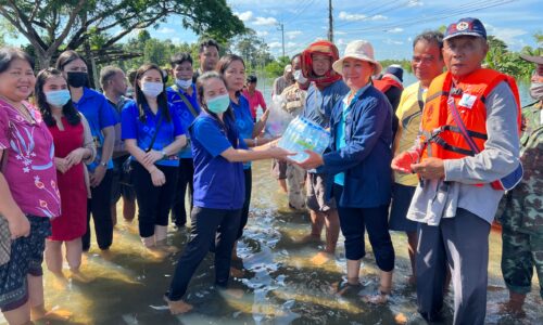ศรีสะเกษ อ.กันทรารมย์หอบถุงยังชีพน้ำดื่มไปช่วยชาวบ้านโพนทรายและบ้านโนนเรือที่ถูกน้ำท่วมตัดขาดจากโลกภายนอก
