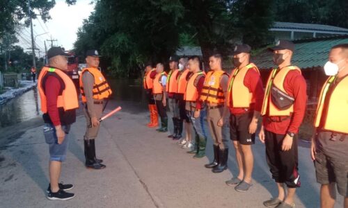 ศรีสะเกษ ตำรวจร่วมกับ ปภ.ออกตรวจดูแลบ้านเรือนชาวบ้านที่ประสบภัยน้ำท่วม