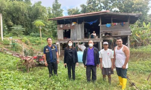 พิษณุโลก นางพีรกานต์ ทองเชื้อ นายก.อบต.วังพิกุล พร้อมคณะนำรถไถพร้อมอุปกรณ์ท่อสูบน้ำ ดำเนินการสูบน้ำที่ท่วมขังอยู่ภายในบริเวณบ้านของ นางกัน ทองสุข