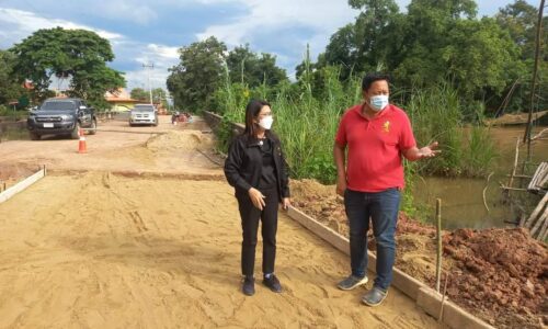 พิษณุโลก นางพีรกานต์ ทองเชื้อ นายก.อบต.วังพิกุล พร้อมคณะลงพื้นที่ตรวจสอบการทำงานของผู้รับจ้างโครงการก่อสร้างถนน คสล.สายคลองเก่าจากสะพานถึงถนน คสล.เดิม