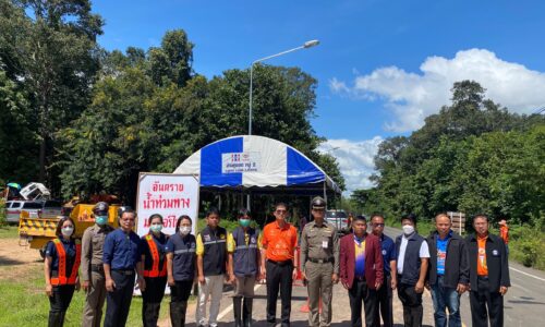 ศรีสะเกษ  น้ำท่วมวิกฤติ รอง ผบก.สั่งปิดถนนสายบ้านคูซอด – บ้านแก้ง ท่วมถนนสูง 40 ซม.  สั่งการด่วนถึง ผกก.3 อำเภอ