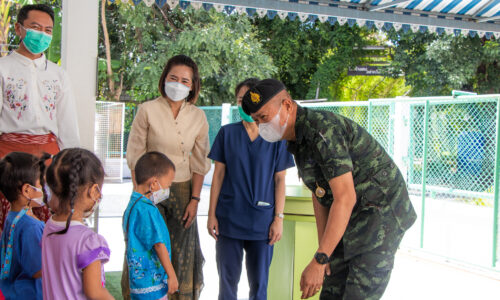 พิษณุโลก พล.ต. ประสาน แสงศิริรักษ์ รองแม่ทัพภาคที่ 3 ตรวจเยี่ยมคณะครู และนักเรียนของ ศูนย์พัฒนาเด็กเล็ก ธารีฉัตร ค่ายสมเด็จพระนเรศวรมหาราช