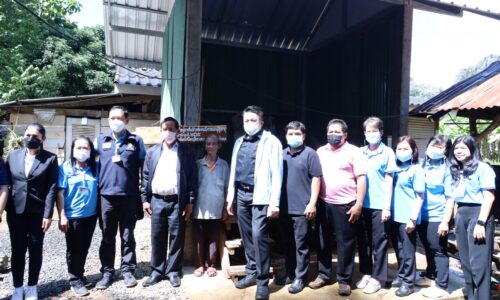 พิษณุโลกอบจ.พิษณุโลก ส่งมอบบ้านให้คนพิการและผู้สูงอายุ 8 ราย ใน อ.เนินมะปราง