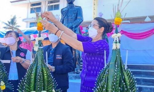 พิษณุโลก นางพีรกานต์ ทองเชื้อ นายก.อบต.วังพิกุล พร้อมคณะเข้าร่วมพิธีบวงสรวงและอัญเชิญองค์พระรูปพระบาทสมเด็จพระจุลจอมเกล้าเจ้าอยู่หัว รัชกาลที่ 5