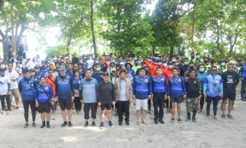 รมว.กระทรวงทรัพยากรธรรมชาติและสิ่งแวดล้อม นำทีมซ่อมแซมทุ่นจอดเรือ ดำน้ำเก็บขยะทะเล