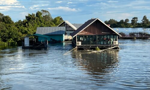 ศรีสะเกษ หาดบ้านแก้งเหลือแต่ชื่อน้ำท่วมถึงคอสะพานแม่น้ำมูล ชาวแพขายอาหารต้องนำเอาเชือกมาผูกแพ