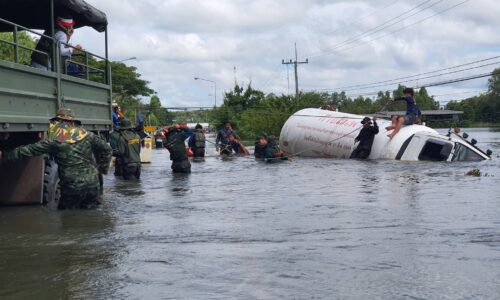 ศรีสะเกษ คืบหน้ารถแก๊สพลิกคว่ำกลางน้ำท่วม ใช้รถยก 2 คันกู้รถบรรทุก 10 ล้อบรรทุกแก๊สขึ้นจากน้ำ