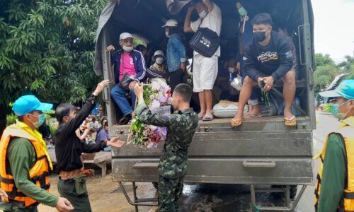 ศรีสะเกษ รถทหารข้ามฟากกองพันทหารปืนใหญ่ที่ 16 ช่วยรับส่งประชาชนที่ประสบภัยน้ำท่วม