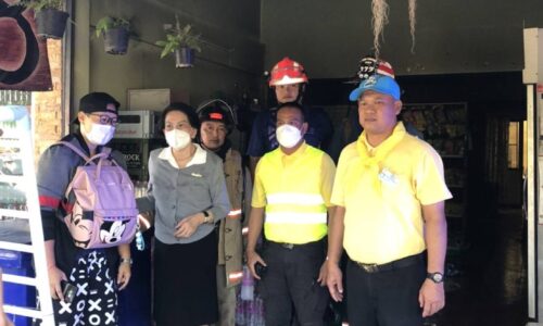 พิษณุโลก เทศบาลระงับเหตุไฟไหม้บ้านประชาชนซอยดำริพัฒนา