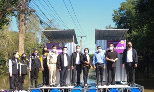 ศรีสะเกษ แรงงานจังหวัดมอบสุขาลอยน้ำเพื่อช่วยเหลือประชาชนที่ประสบภัยน้ำท่วม