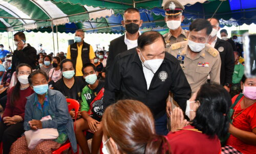 ศรีสะเกษ พล.อ.ประวิตร รองนายก รมต.ประกาศเยียวยาผู้ประสบภัยน้ำท่วมทุกครัวเรือน