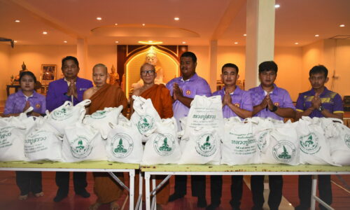 ศรีสะเกษ มูลนิธิหลวงปู่สรวงวัดไพรพัฒนาทำความดีเพื่อถวายเป็นพระราชกุศล แด่ ร.9