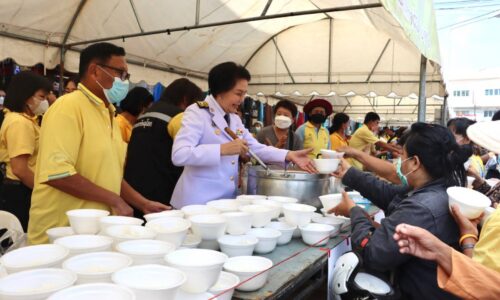 พิษณุโลก เทศบาลนครพิษณุโลก ร่วมเปิดโรงทานเพื่อน้อมรำลึกในพระมหากรุณาธิคุณเนื่องในวันคล้ายวันสวรรคตพระบาทสมเด็จพระบรมชนกาธิเบศร