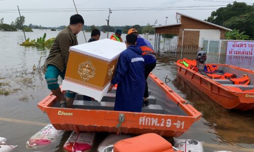 ศรีสะเกษ สุดเศร้าญาติขนศพพระมรณภาพฝ่าน้ำท่วมกลับไปบำเพ็ญกุศลที่บ้าน