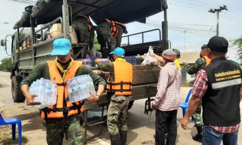 ศรีสะเกษ กองพันทหารปืนใหญ่ที่ 16 นำชมรมกลุ่มแม่บ้านดีเด่นแห่งชาติไปช่วยเหลือประชาชนที่ถูกน้ำท่วม