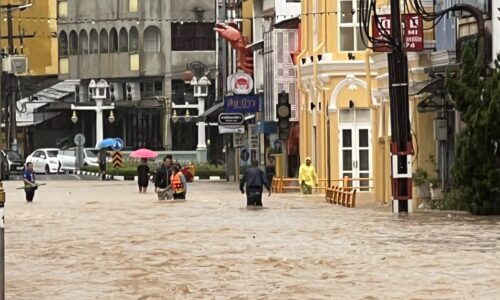 ภูเก็ตฝนตกทั้งคืนน้ำท่วมหลายพื้นที่