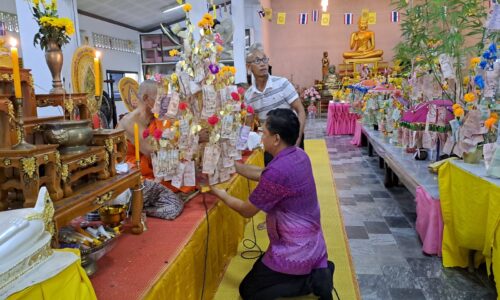 นายสุวิทย์ พันธุ์เสงี่ยม โยธาธิการและผังเมืองจังหวัดภูเก็ต พร้อมพุทธศาสนิกชนผู้มีจิตศรัทธา ร่วมทอดกฐินศรัทธาสามัคคีสร้างศาลาเอนกประสงค์