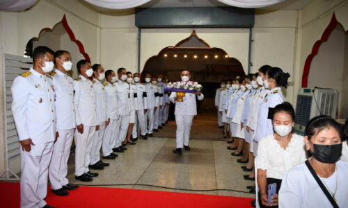 รักษาราชการแทน ผวจ.ศรีสะเกษ เชิญพวงมาลาพระราชทานวางหน้าหีบศพพระราชกิตติรังษี