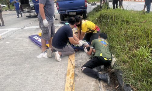 พังงา-ด่วนกระบะซิ่งชนคนงานซ่อมถนนตายคาที่2 สาหัส2 บริเวณสามแยกหน้าสภ.ตะกั่วทุ่ง