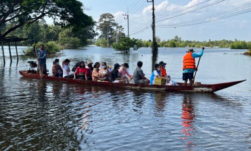 ศรีสะเกษ ชาวบ้านตำบลหนองบัวถูกน้ำท่วมรอบหมู่บ้านกลายเป็นเกาะนานครบ 1 เดือน
