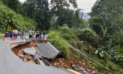 พังงา-ด่วนเกิดดินสไลด์ทำถนนทรุดพังตัดขาดบนเขาติเตะรอยต่อ