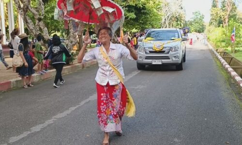 พังงา-สีสันงานทอดกฐิน คุณยายโชว์สเต็ปรำต้อนรับขบวนแห่กฐิน แย่งซีนนางรำกว่า100 คน