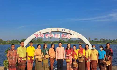 ศรีสะเกษ ดร.กัลยาณีคว้ารางวัลผู้แต่งกายด้วยผ้าไทยและผ้าพื้นเมืองสวยงาม