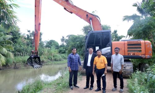 พิษณุโลก อบจ.พิษณุโลก ขุดลอกกำจัดวัชพืชและสิ่งกีดขวางทางน้ำคลองอ้ายกาบ