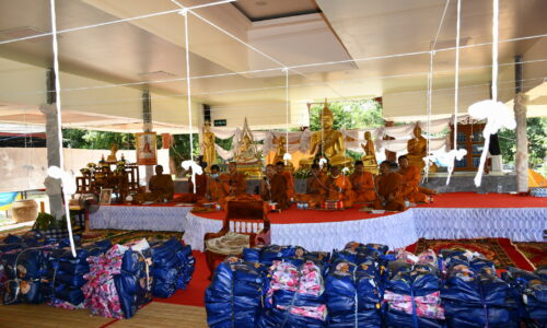 ศรีสะเกษ หนาววันแรกหลวงพ่อพุฒห่วงใยพระสงฆ์ชาวบ้านนำเอาผ้าห่มกันหนาวไปมอบให้สู้ภัยหนาว