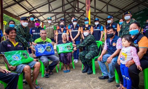 ศรีสะเกษ ผบ.กองกำลังสุรนารีกำลังสุรนารี พบปะกำลังพลในพื้นที่ชายแดน เขาพระวิหาร และมอบผ้าห่มกันหนาวให้กับผู้สูงอายุ และผู้ป่วยพิการ