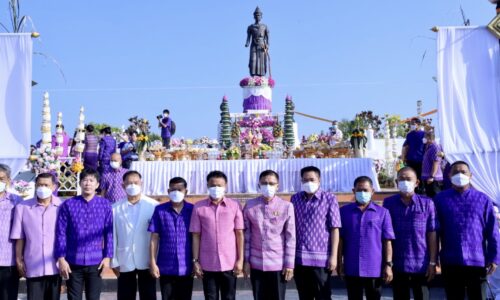 อบจ.พิษณุโลก ร่วมพิธีบวงสรวงพ่อขุนบางกลางท่าว จัดงานประเพณีปักธงชัยและงานกาชาด อำเภอ