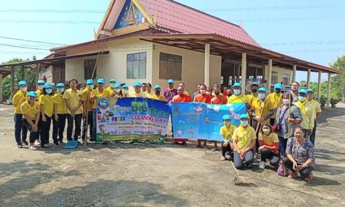 พิษณุโลก นางพีรกานต์ ทองเชื้อ นายก อบต.วังพิกุล พร้อมด้วยคณะร่วมแรงร่วมใจทำความสะอาด ณ วัดวังประดู่ หมู่ที่ 1 บ้านวังประดู่