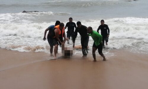 พังงา เจ้าหน้าที่กู้ภัยคึกคัก ฝ่าคลื่นแรงลงไปกู้ศพนักท่องเที่ยวต่างชาติในทะเลขึ้นฝั่ง