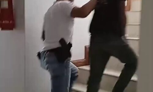 ศรีสะเกษ  คลิปเหตุการณ์วัยรุ่นไพรบึงกร่างปืนจ่อหัว มีดรุมยำ 2 เด็กชายหวิดดับ