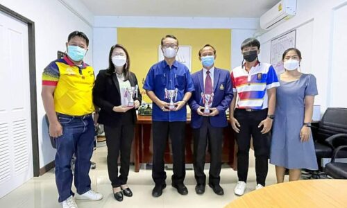 พิษณุโลก นางพีรกานต์ ทองเชื้อ นายก อบต.วังพิกุล เข้าพบนายอัครโชค สุวรรณทอง นายอำเภอวังทอง เพื่อรายงานผลการแข่งขันพร้อมถ้วยรางวัล