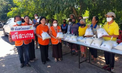 ศรีสะเกษ น้ำใจไทยหลั่งไหลช่วยชาวบ้านหนองหมูที่ถูกน้ำท่วมถึงหลังคาบ้านนาน 2 เดือน