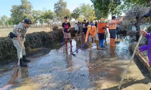 ศรีสะเกษ หัวหน้า ปภ. จังหวัดจับงูในห้องเรียนด้วยตนเอง นำเจ้าหน้าที่ไปช่วยฟื้นฟูโรงเรียนหลังน้ำท่วม